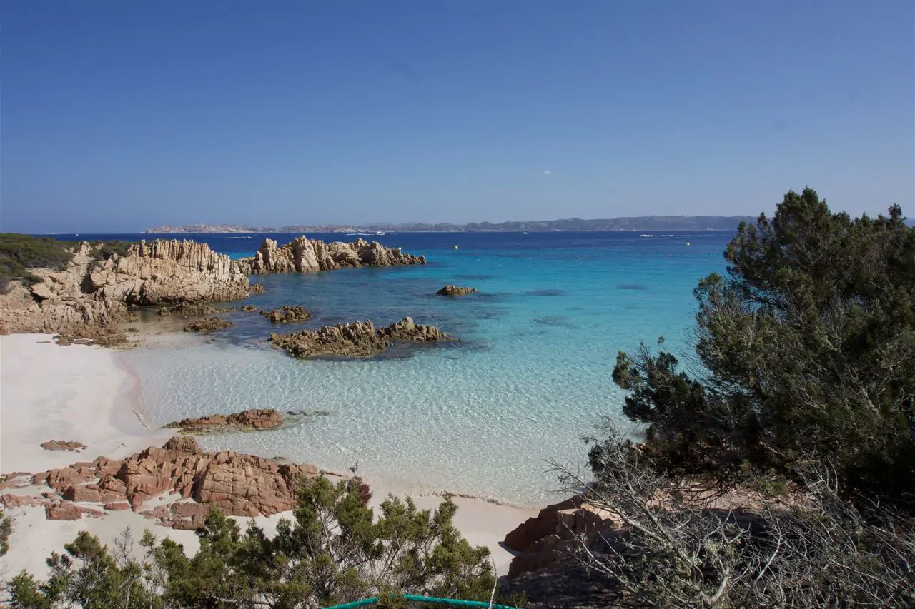 La spiaggia rosa di Budelli, nell'arcipelago della Maddalena
