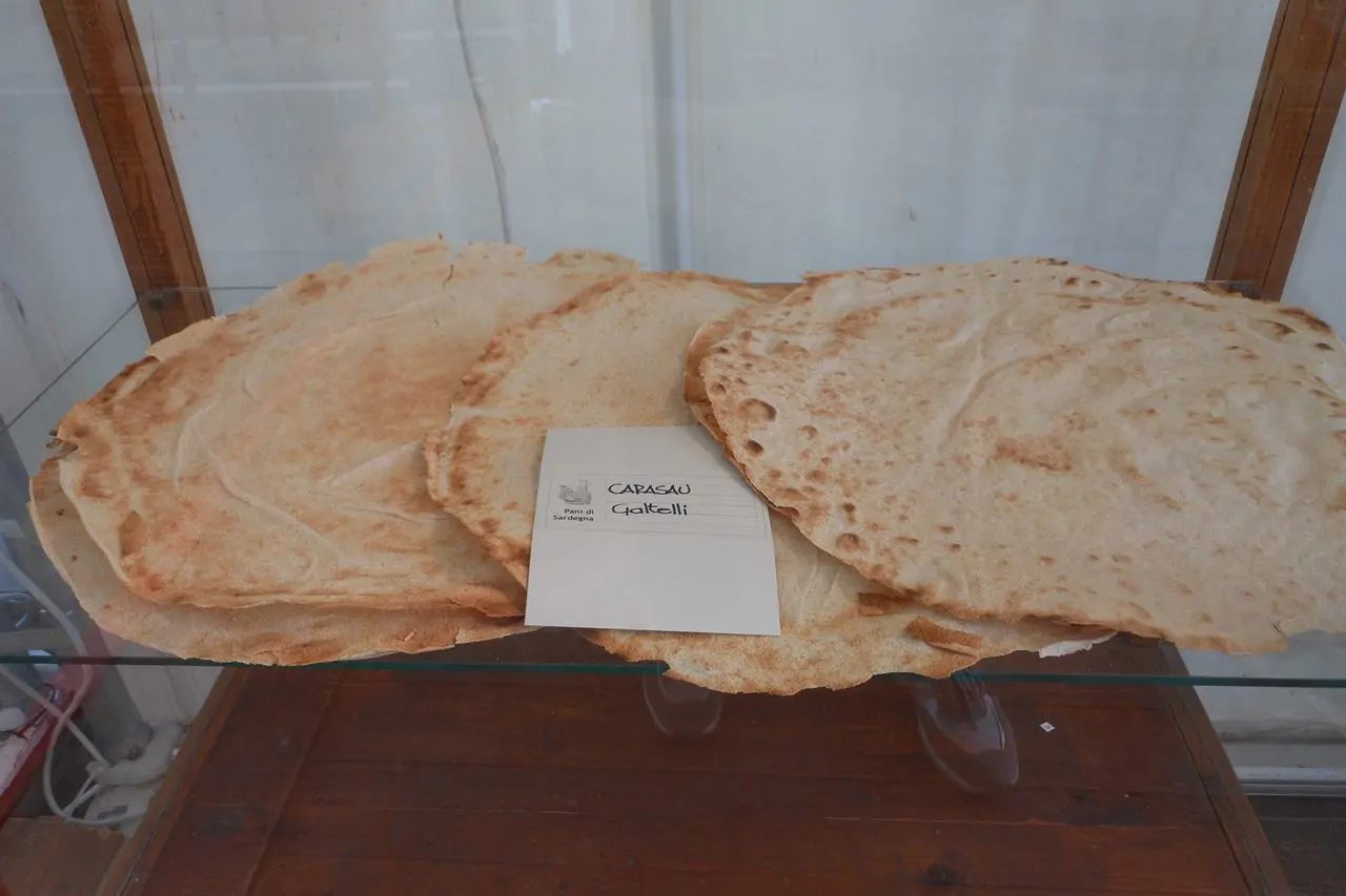 Il pane carasau, cotto due volte e sottile come un foglio