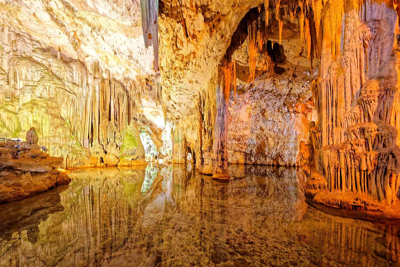 La grotta di Nettuno, dentro la falesia di Capo Caccia
